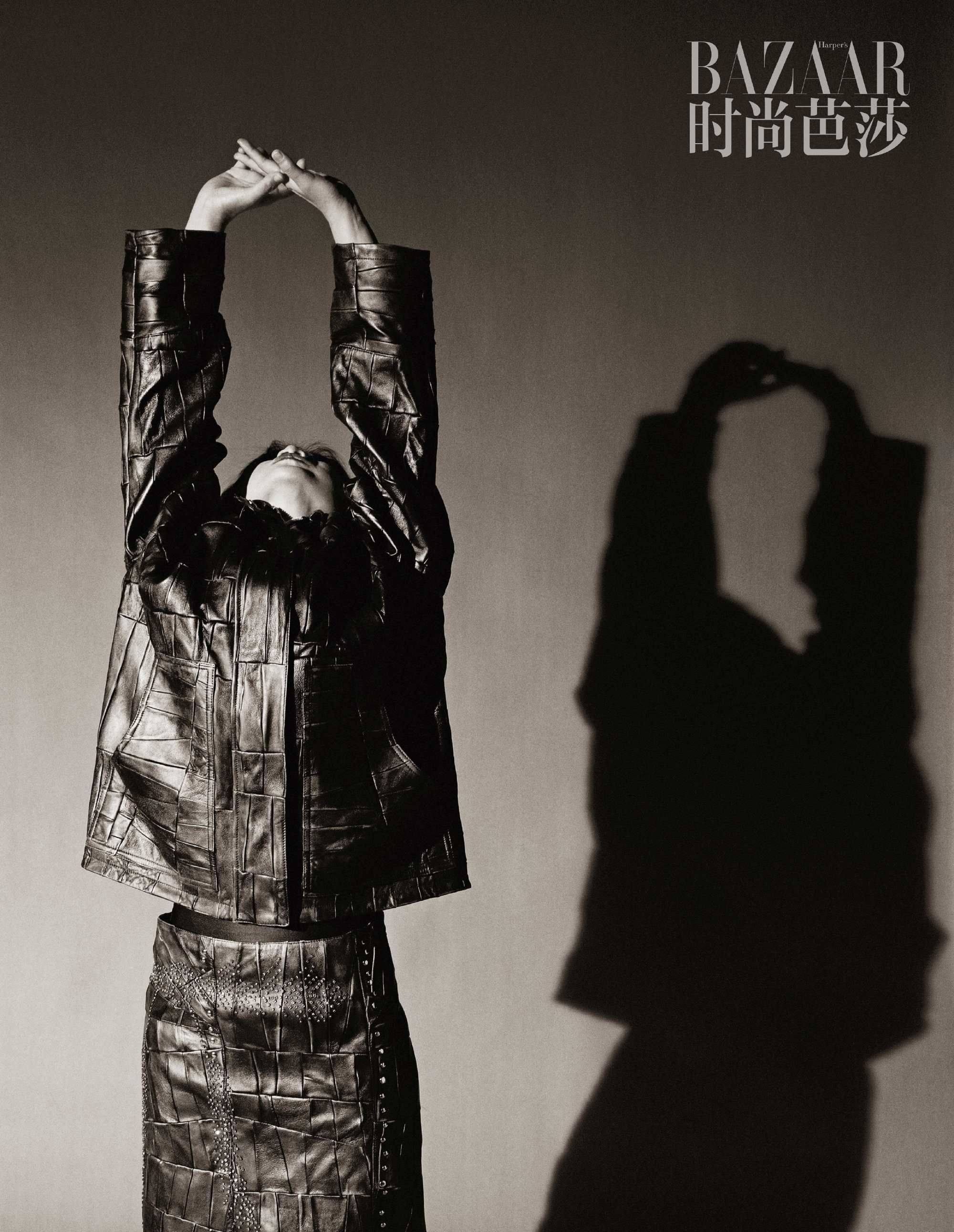 记得贾玲在接受采访时,她的亲姐姐看到贾玲在电影里的腹肌,本能地就