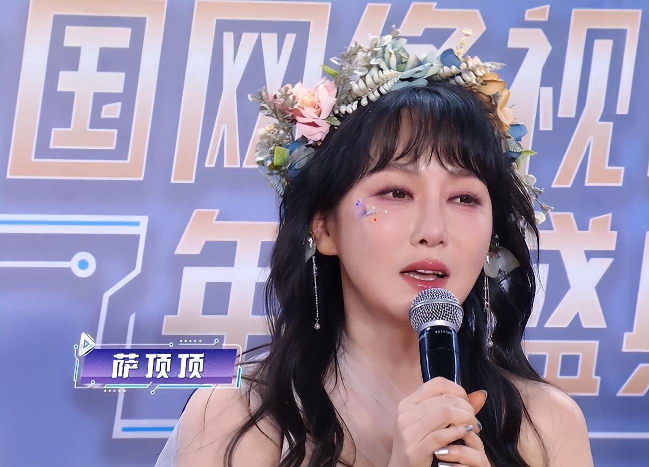 作为中国内地知名女歌手,萨顶顶的许多歌曲都都是金曲,尤其是那首