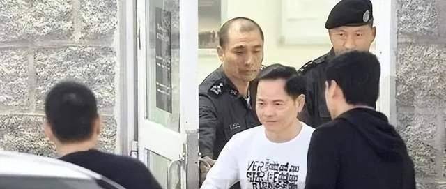 但这不代表尹国驹已经妥协,远在国外的他继续指挥着澳门的争斗,在