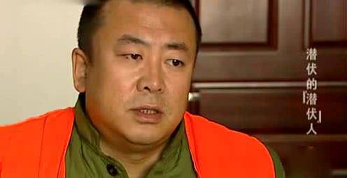 张国锋,黑龙江齐齐哈尔人,39岁,13年伙同团伙抢劫并且袭击一名警察后