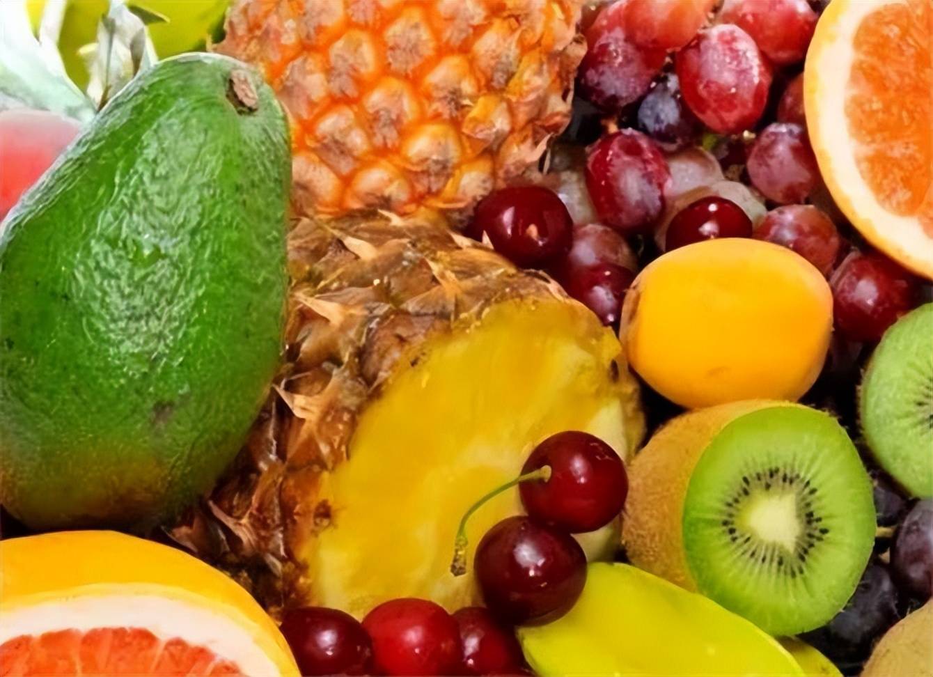 秋季干燥易上火,3种水果每天吃点,生津润燥还降火___