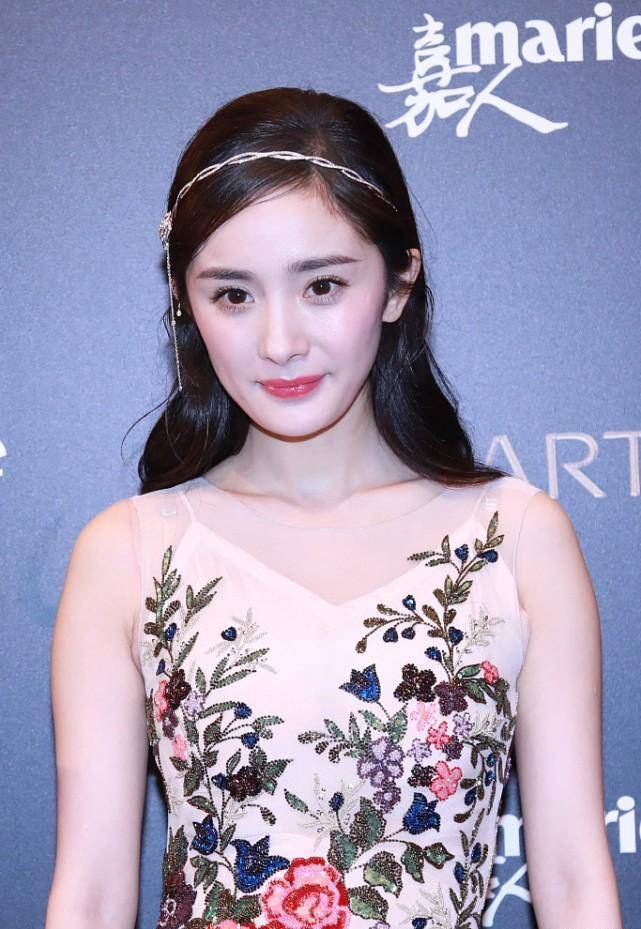 杨幂身材真好,穿无袖裙一点赘肉也没有,这身材哪像生过孩子的人_印花