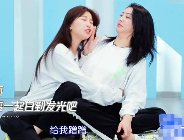 虞书欣和赵小棠的"蹭脸杀"火了!看到当时的画面,大虞海棠锁了!