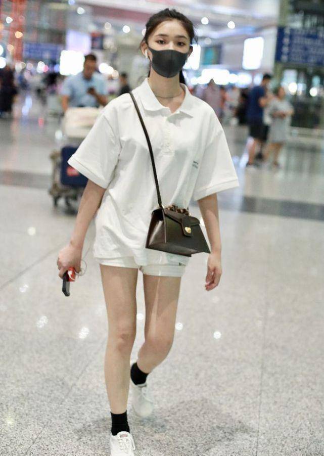 林允真有年轻人的样子,polo衫配短裤满满少女感,素颜也很少女