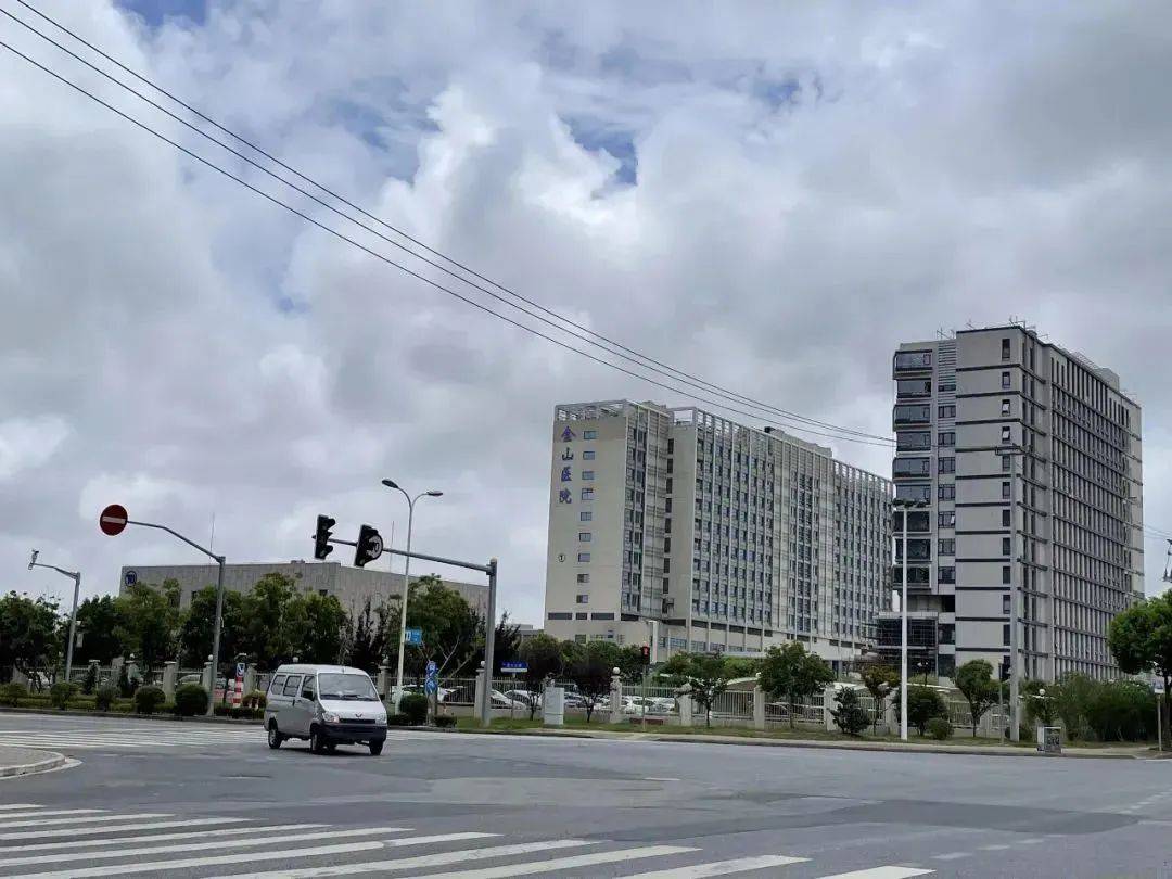 休闲方面,项目东侧即为汇龙湖公园,南侧约600m为双拥主题公园及金山