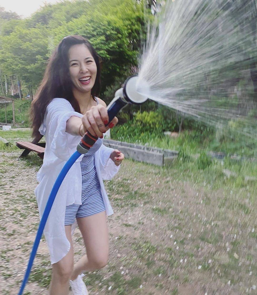 用花洒当道具将遛狗照拍出大片感,却被男友腹肌抢走风头_照片_风格