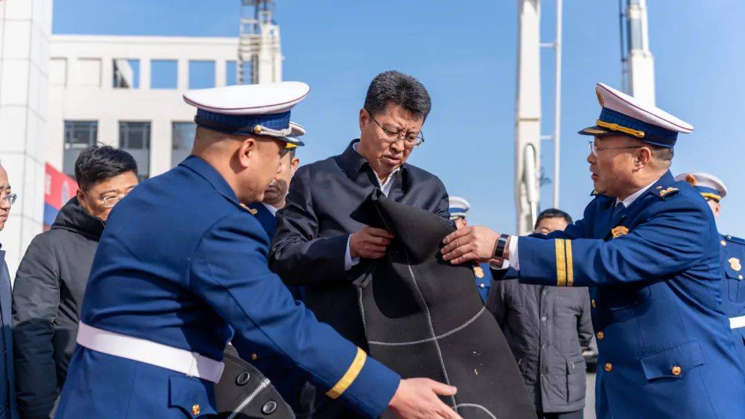 葫芦岛市委副书记,市长何志勇春节期间慰问一线消防救援人员