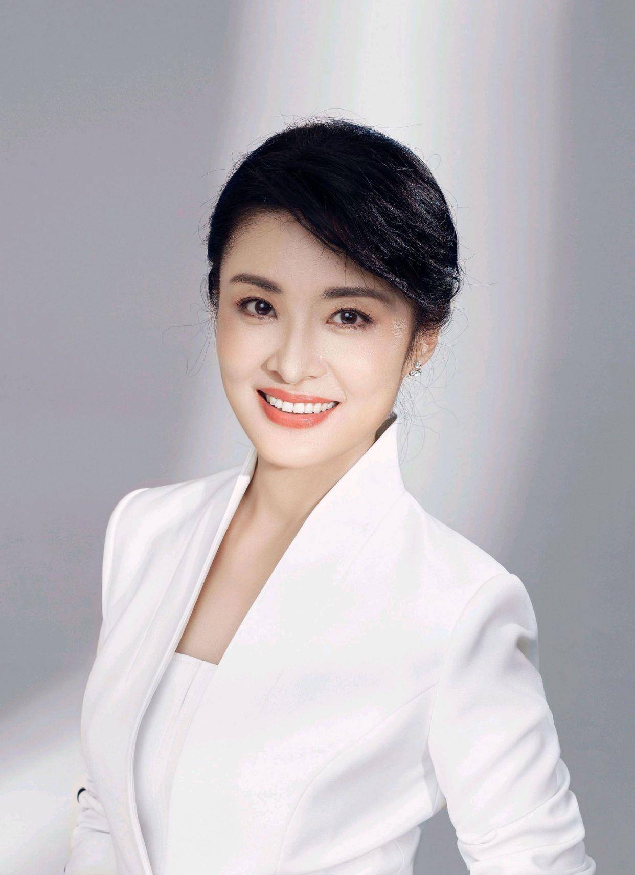 周涛亮相飞天奖现场,气质优雅太高级,状态力压孙俪和陈数,真正的冻龄