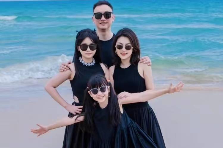 妻子好年轻 美若天仙,妻女3人同框似姐妹_指导_青岛男篮_女儿