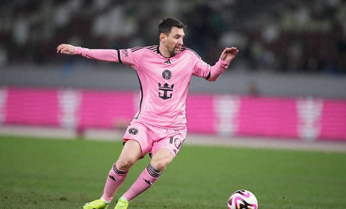 日媒:"神之子"梅西降临国立竞技场,他的盘带让球迷疯狂_比赛_国际