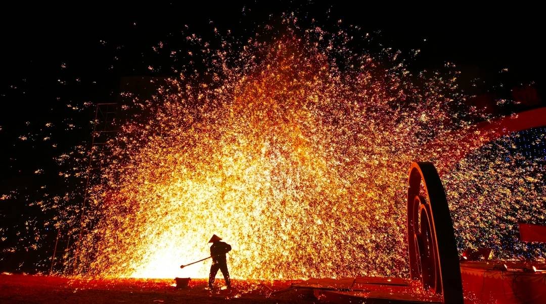 灵丘县非遗打铁花贺新春烟花秀添彩助力_表演_铁水_文化