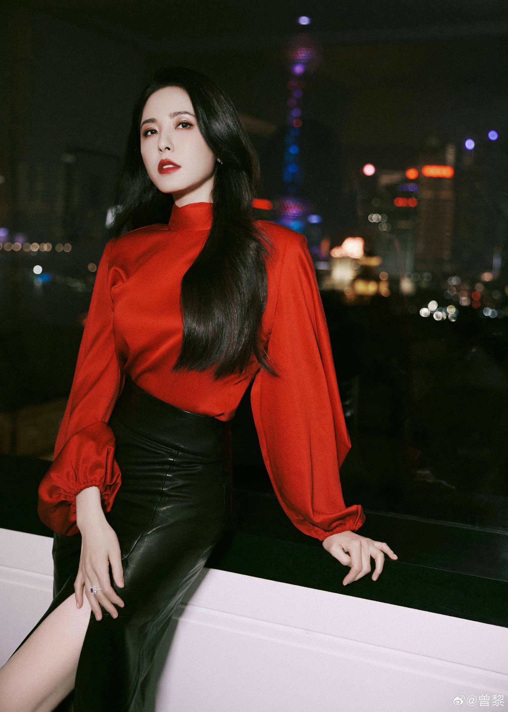 2月16日的分享中,曾黎先是以一身红色礼服搭配黑短裙的高贵造型示人