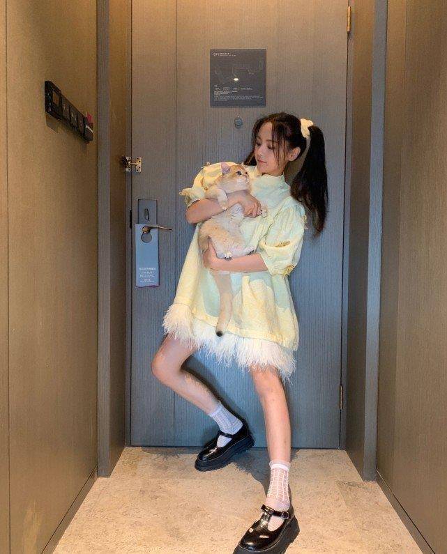 自拍却秒变一米四,身后衣服乱得真实,扎双马尾像极了小学生_照片_祝福
