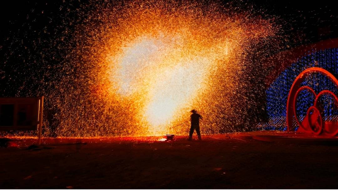 灵丘县非遗打铁花贺新春烟花秀添彩助力_表演_铁水_文化