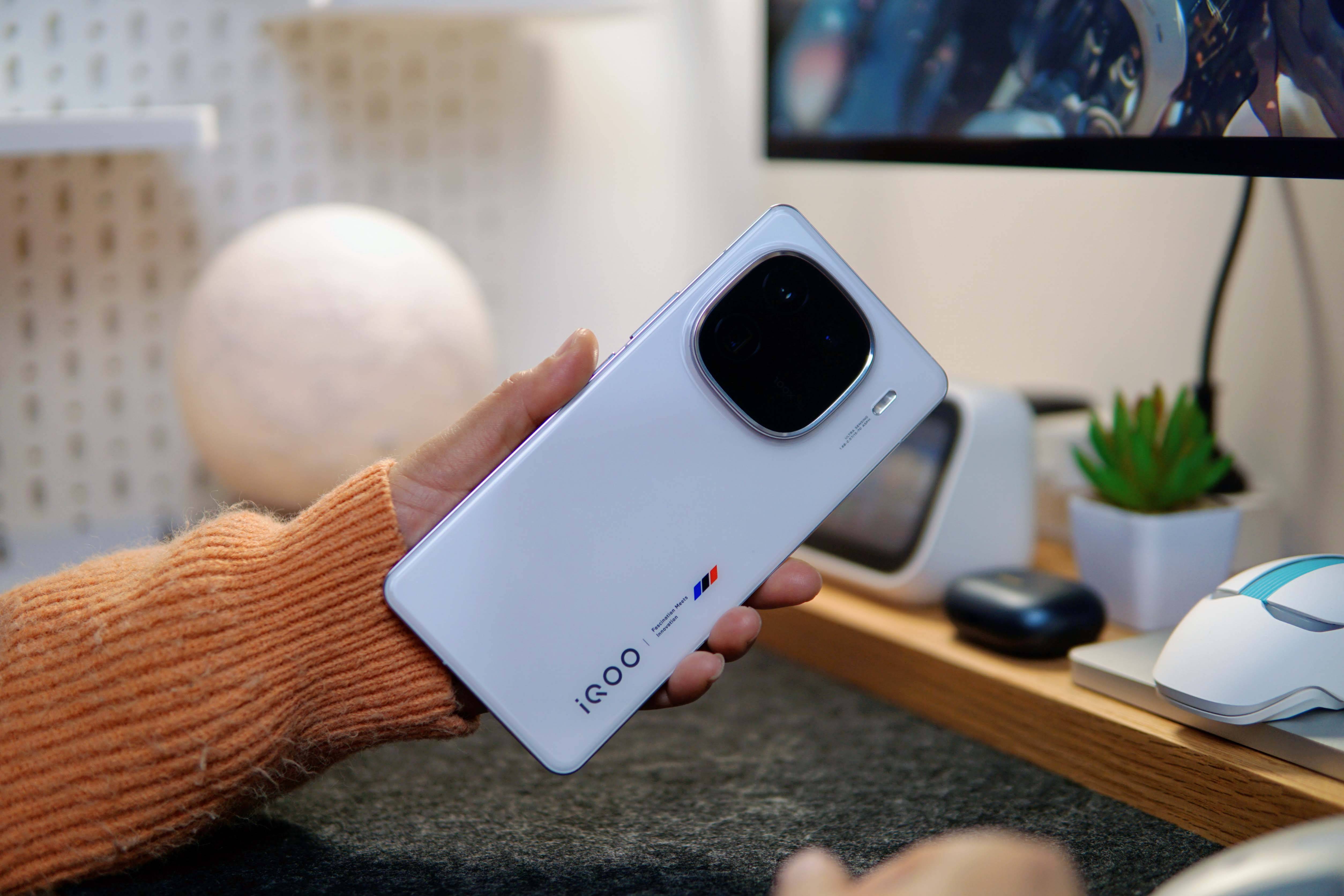 iqoo 12 综合评测:一款带电竞属性又加入外貌协会的手机,好用不贵