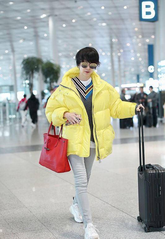 海清太会装嫩了,连棉服都挑黄色的,配紧身裤艳丽又可爱_羽绒服_显得