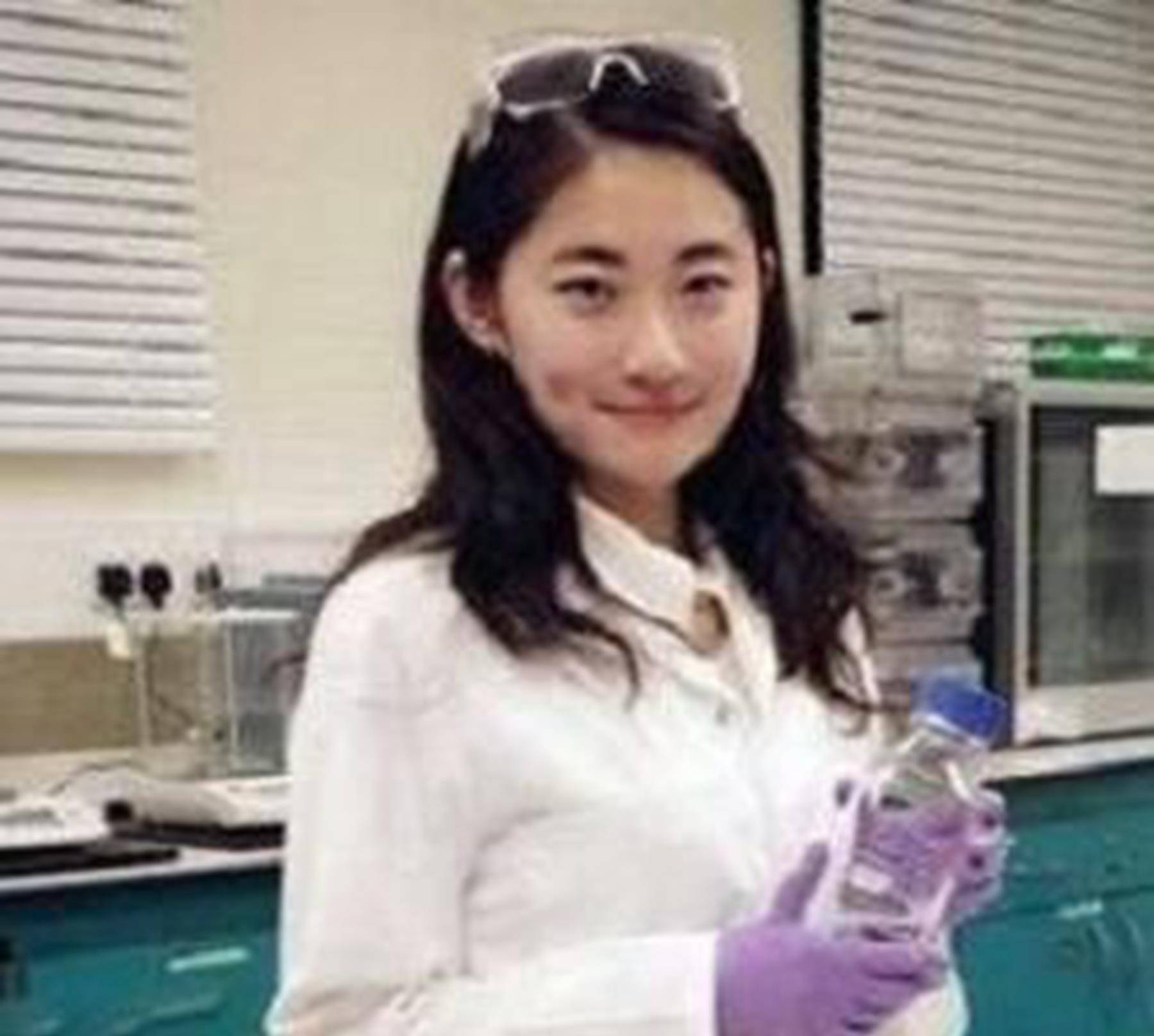 何碧玉从小就是一个天才,十岁的时候就已经就读于超常教育的实验班