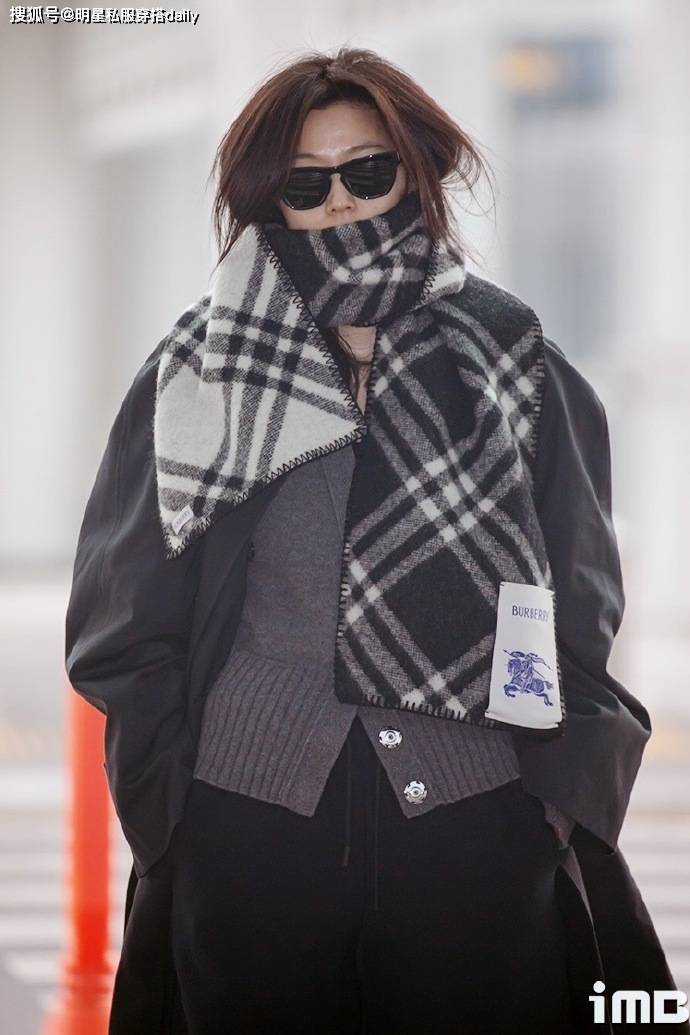 42岁全智贤堪称"风衣女神",一袭风衣搭格纹围巾墨镜,帅气如风_千颂伊