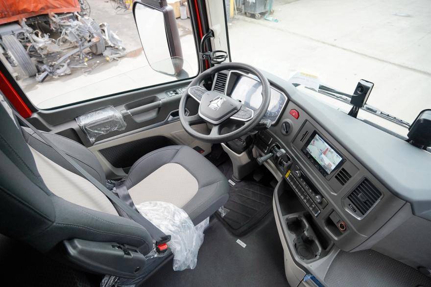 至于驾驶室方面,作为中国重汽豪沃品牌里的中高端车型,在整体的内饰