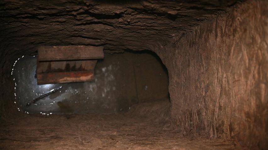 电话,举报人声称在村里发现了大量的黑洞,而且洞口有不少死人的骨头