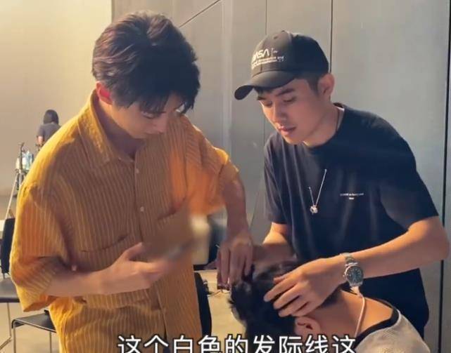 王俊凯为小马哥扎头发,谁注意他手里的发卡?原谅我没见过世面!