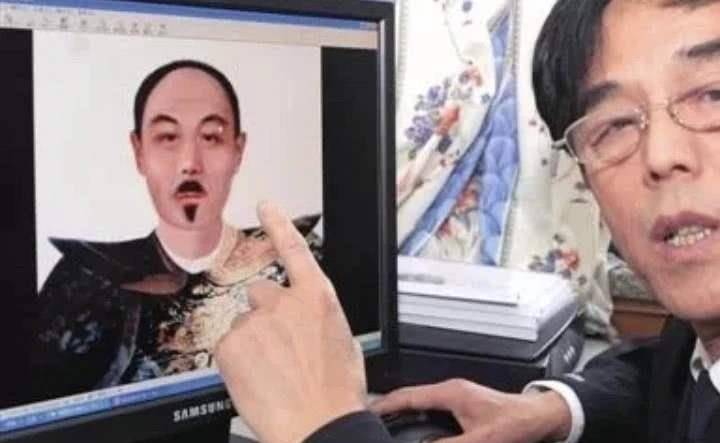 黄拙吾这个人功劳非常的大,深受皇帝的器重,为此这件五爪龙袍也是对他