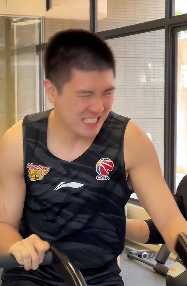 作为曾经的冠军投手,王薪凯在场上的经验和技术对于四川男篮的年轻