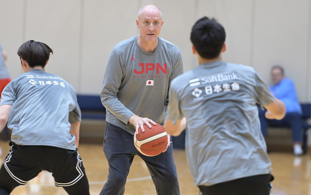 因为在赛前的集训中,日本男篮主教练霍瓦斯接受了记者采访,他表示