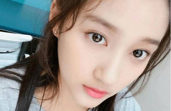 自从当了鹿晗女友,关晓彤也是越来越放飞,在平台直接怼粉丝_明星_行程