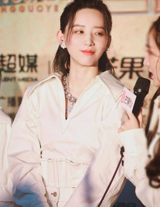 不肯用脸和身材的李斯丹妮,穿裙子到底有多美?