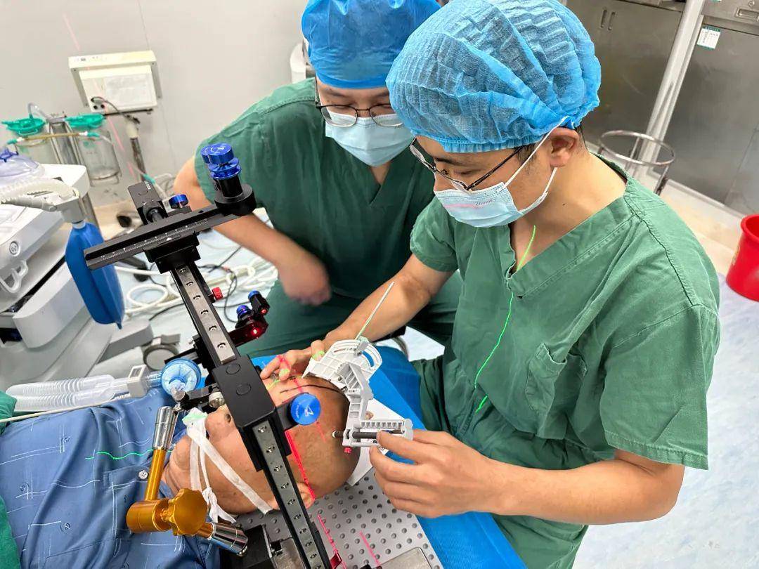 激光定位为颅脑微创手术精准"导航"_患者_醴陵市_血肿