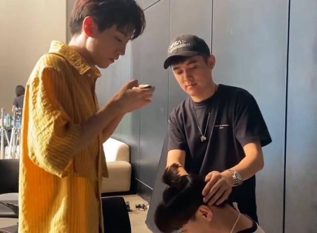 王俊凯为小马哥扎头发,谁注意他手里的发卡?原谅我没见过世面!