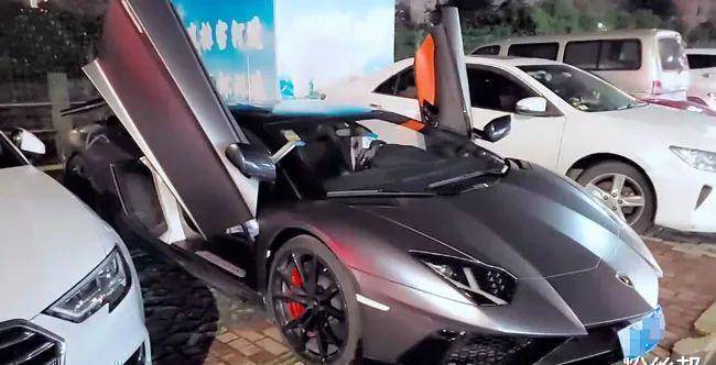 进价10块卖10块,虎牙洋气黄开兰博基尼摆地摊贴膜,不