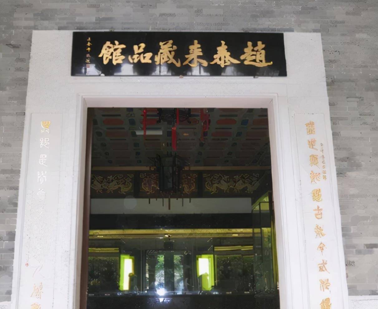 有文物博主专门去宝墨园实地探访,录制视频,结果被里面堆积如山的藏品