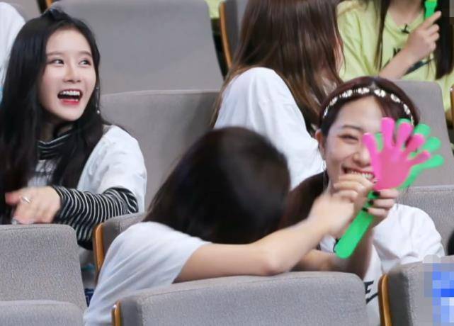 安崎把拍手器扔了出去,别人只顾笑她,而蔡徐坤的做法,堪称教科书_训练