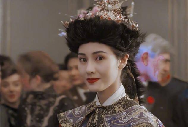 51岁李嘉欣很时尚,侧躺照超撩人,被网友称呼为冻龄少女_演出_许晋亨