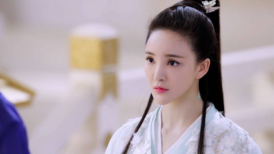 《色拉青春》正式出道,同年获得亚洲小姐荣誉,2009年,刘雨欣出演古装