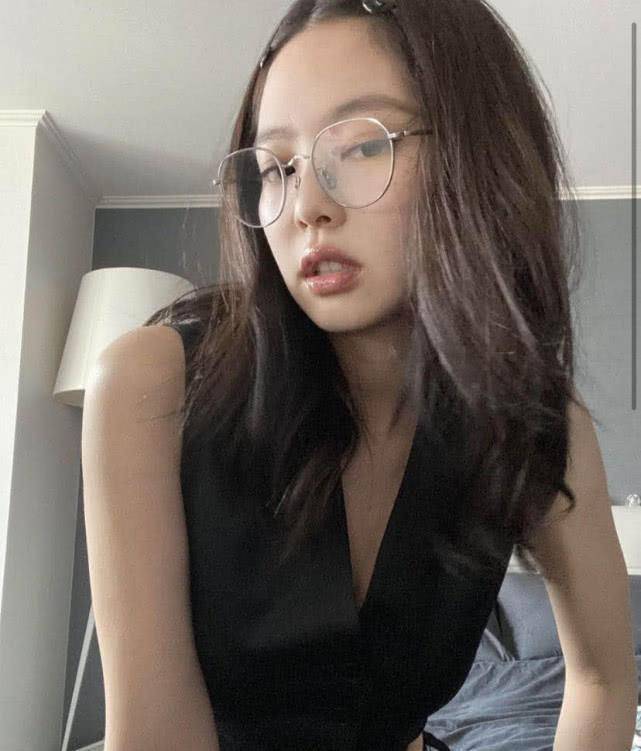 jennie午夜出镜权志龙意外出镜,穿粉色豹纹秀直角肩,二人合作有望