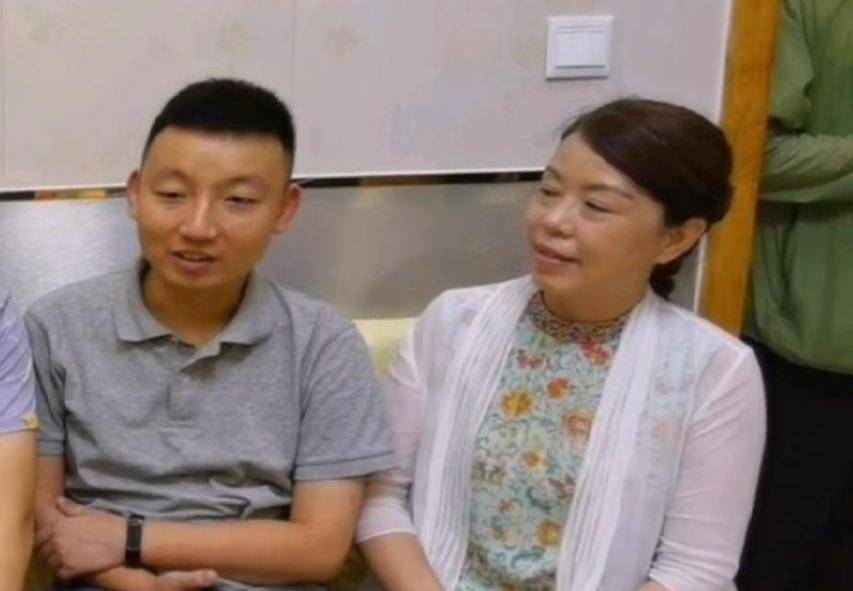 杜新枝夫妇去给姚策扫墓,却记错了七七的日子,属实让网友很无语_郭威