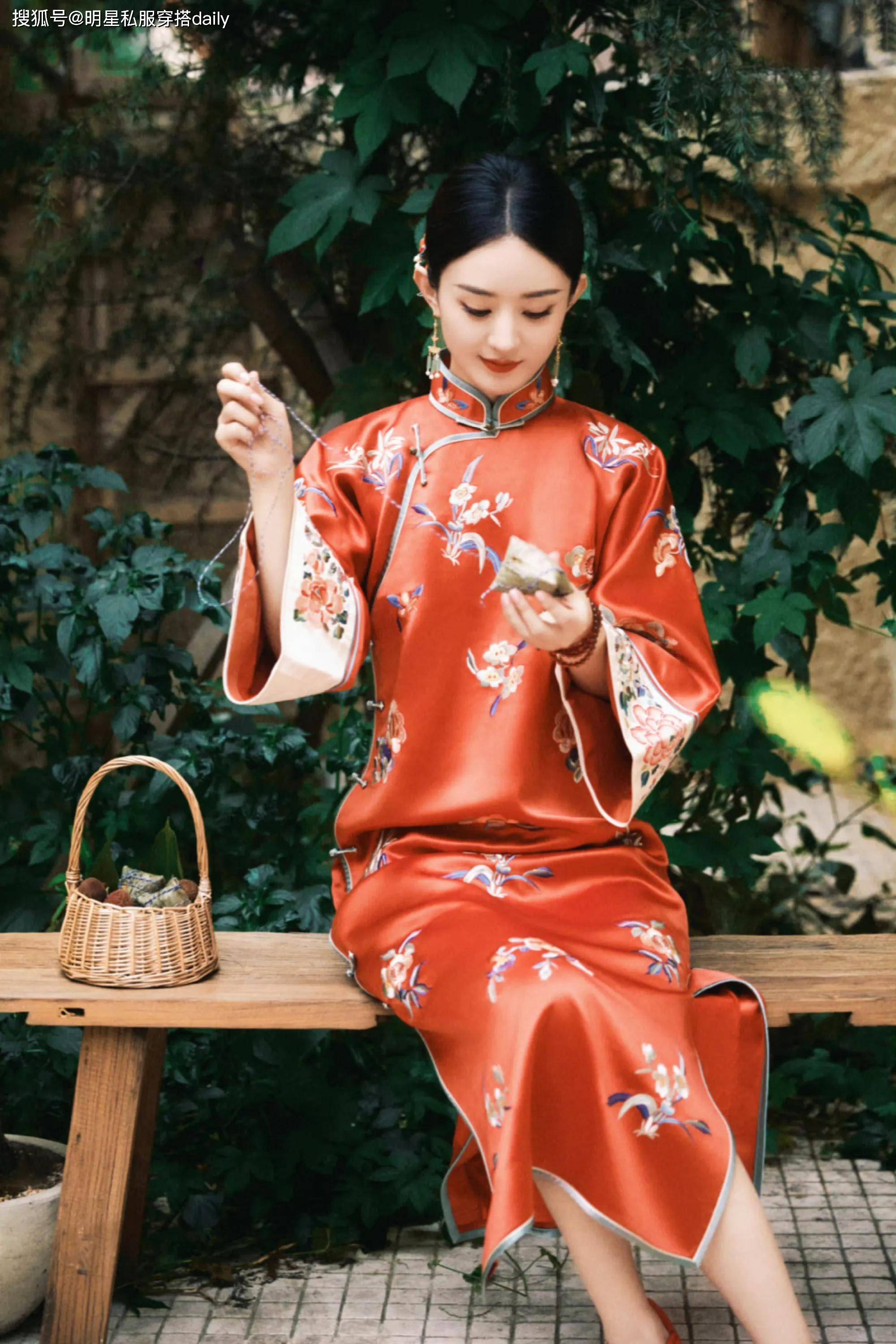 赵丽颖孙千撞衫,同穿红色唐装闺蜜间的默契感满满的!_生活_感觉_剧中