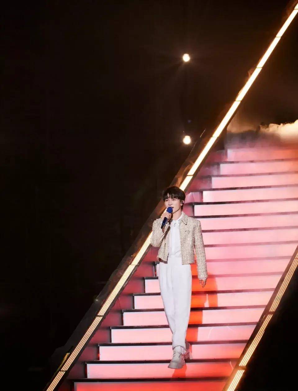 视听盛典,男星偏爱白色,肖战帅气,成毅迷人,周深有型,王晰酷_造型