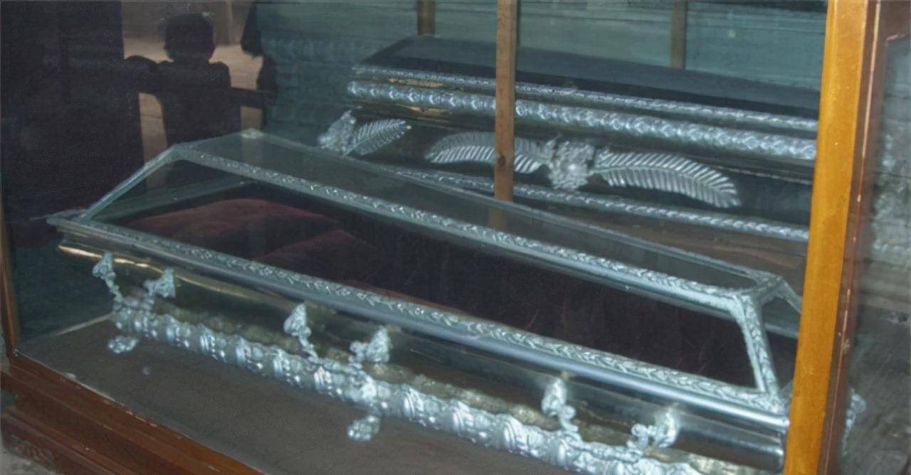 未给孙中山遗体使用的水晶棺然而由于操之过急,一番长途跋涉让水晶