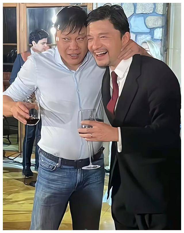 范大将军带17岁小妻出席婚礼,身材纤细,美艳过新娘._范志毅_谢晖_女儿