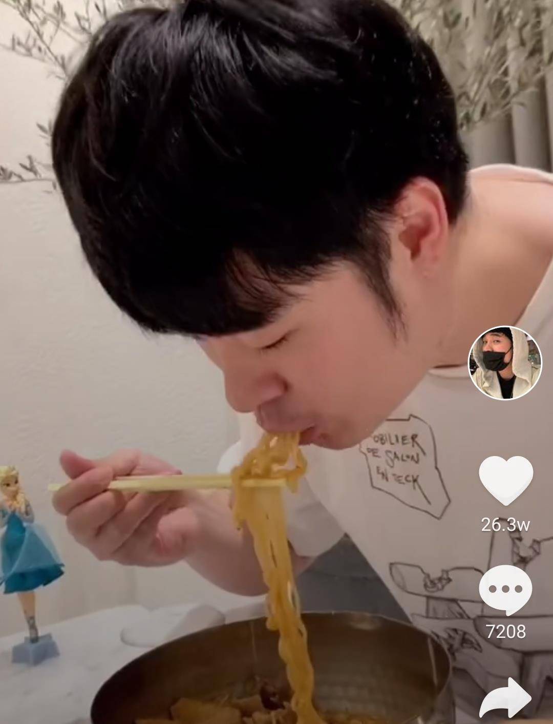 张子萱视角下陈赫与女儿相似度惊人,嘬面都一模一样,安安堪称迷你版