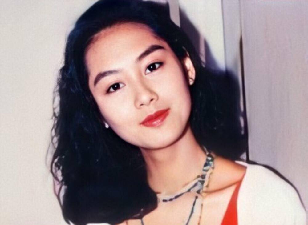 朱茵最终还是嫁给了自己的盖世英雄,嫁对了人,每天都是小女孩