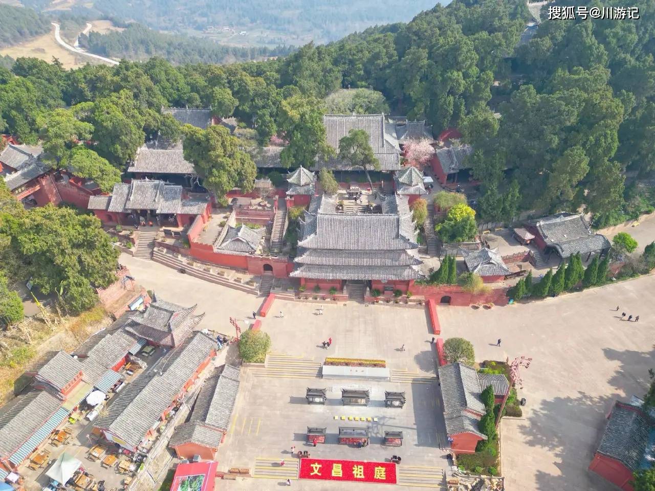 七曲山大庙,是禄神文昌帝君祖庭,又称"帝乡",这里的古建筑保存的非常