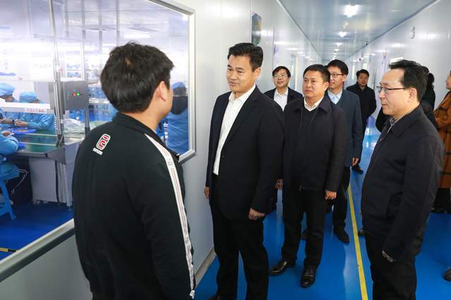 党工委书记向恒林,党工委副书记,管委会主任戴晓军带领区班子成员一行