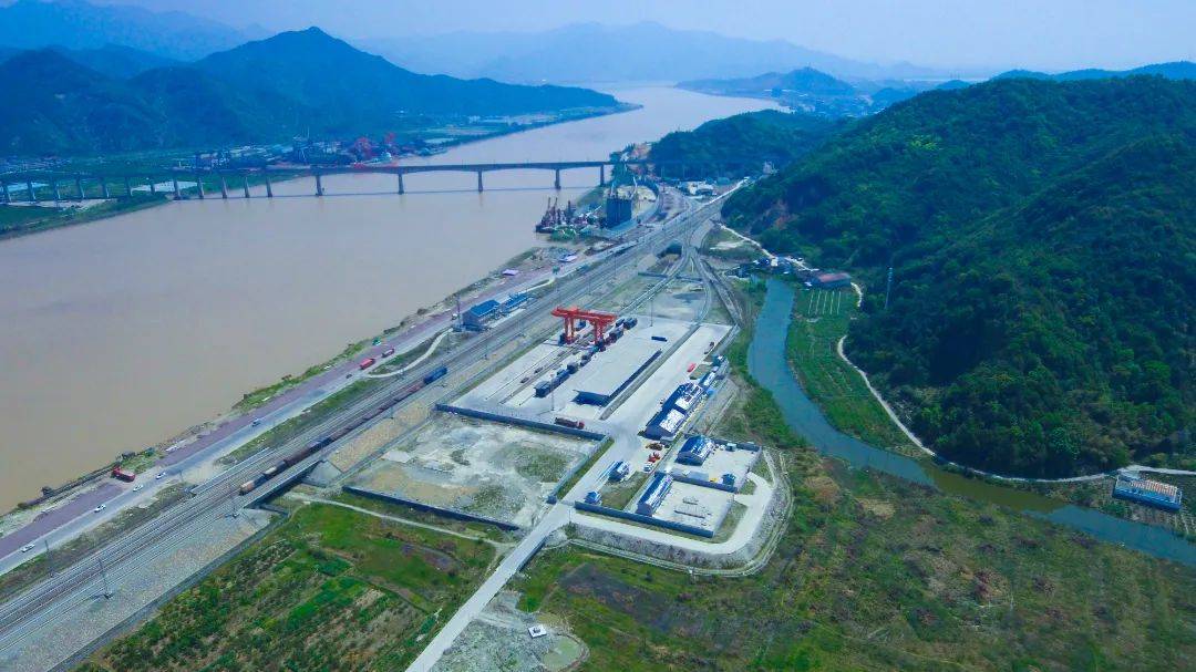 一季度,实现余温公路剩余50户民房,18家企业征迁任务"清零",市区连接