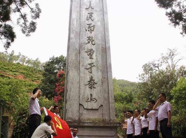 这些铁道战士们也是在七号桥墩之下是刻上了"熊汉俊烈士千古,昆明铁道