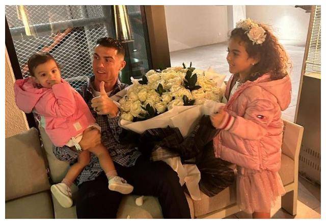 39岁c罗在沙特庆生,与1岁女儿合影,乔治娜穿着迷人黑裙.
